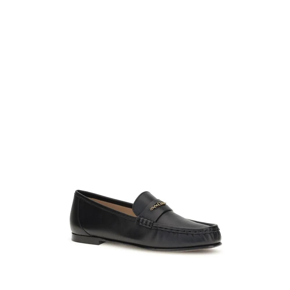 Black polished calf leather slip-on loafer with elegant moc-toe stitching and a gold Chloé chain.