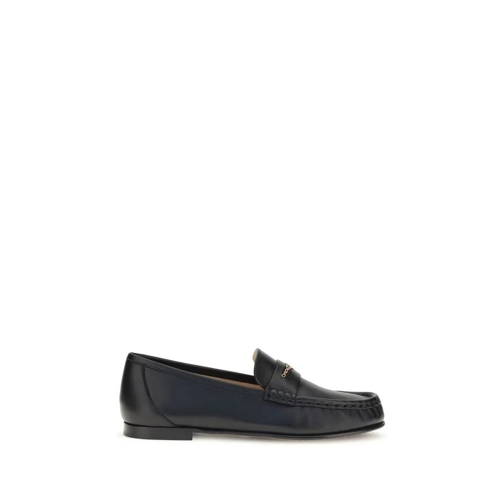 Black polished calf leather slip-on loafer with pleated toe and gold Chloé logo chain.